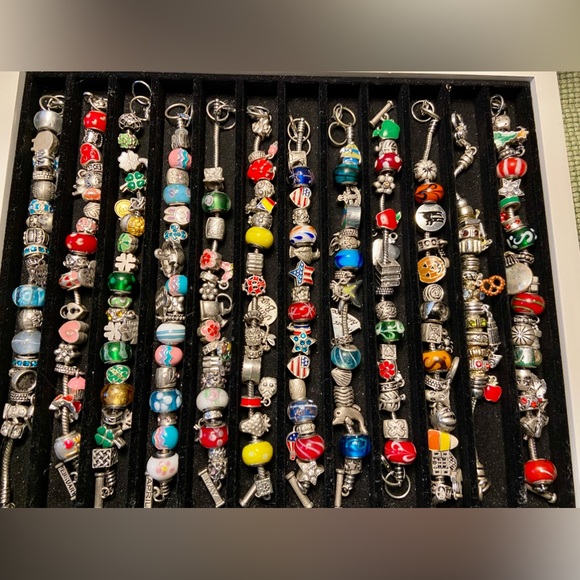 NEW Willabee and Ward 12-month Charm Bracelet Boxed Set - Picture 3 of 5